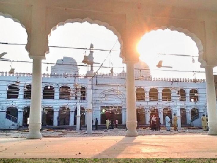 बहावलपुर की सुभान अल्लाह मस्जिद में मरम्मत जारी है। 7 मई के हमले में इस भारी नुकसान पहुंचा था। - Dainik Bhaskar