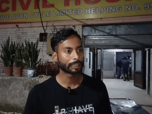 पड़ोसी धमेन्द्र जानकारी देते हुए।
