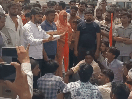 प्रदर्शनकारी पाटन थाने के सामने धरने पर बैठ गए। जवान को शहीद का दर्जा देने, सैन्य सम्मान से अंत्येष्टि और मौत के कारण की जांच की मांग पर अड़ गए।