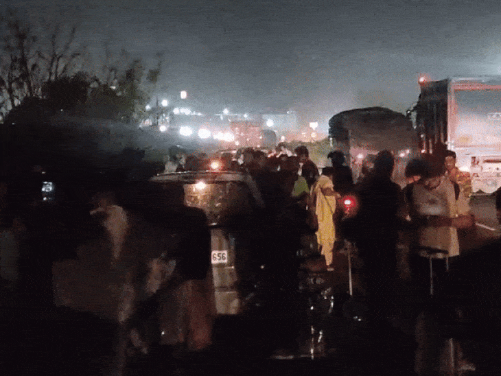 हादसे के बाद मौके पर लोगों की भीड़ जमा हो गई।