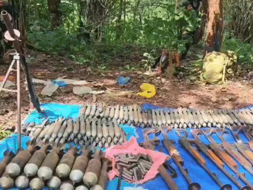 19 जुलाई की शाम फोर्स नक्सलियों के शव, हथियार और गोला-बारूद बरामद कर लौट आई है।