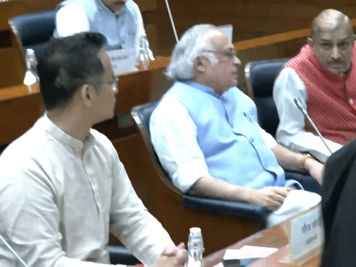 सर्वदलीय बैठक में कांग्रेस महासचिव जयराम रमेश और गौरव गोगोई शामिल हुए।