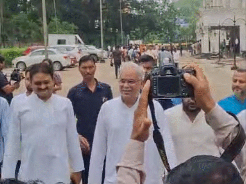 ईडी ऑफिस के बाहर बेटे से मिलकर आते हुए पूर्व सीएम भूपेश बघेल।