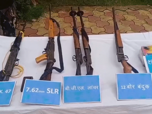 जवानों ने मौके से बंदूक के साथ-साथ दैनिक उपयोगी सामान भी बरामद किया है।