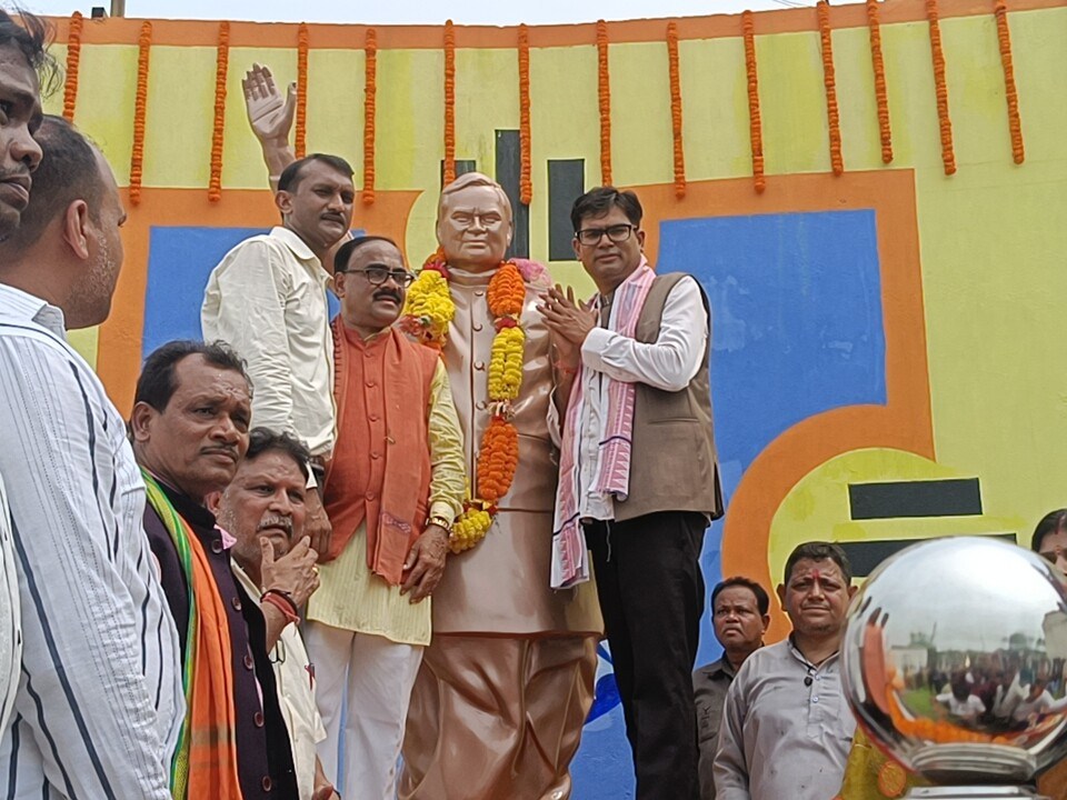 वित्त मंत्री ने पूर्व प्रधानमंत्री अटल बिहारी वाजपेयी की प्रतिमा पर माल्यार्पण किया।