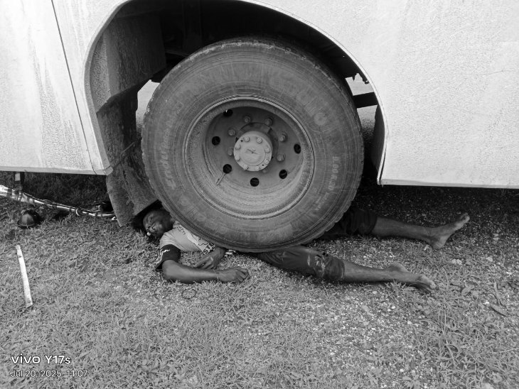 बैढ़न से अंबिकापुर जा रही छाबड़ा बस ने बाइक सवार को कुचला। पहिए के नीचे आया गया युवक।