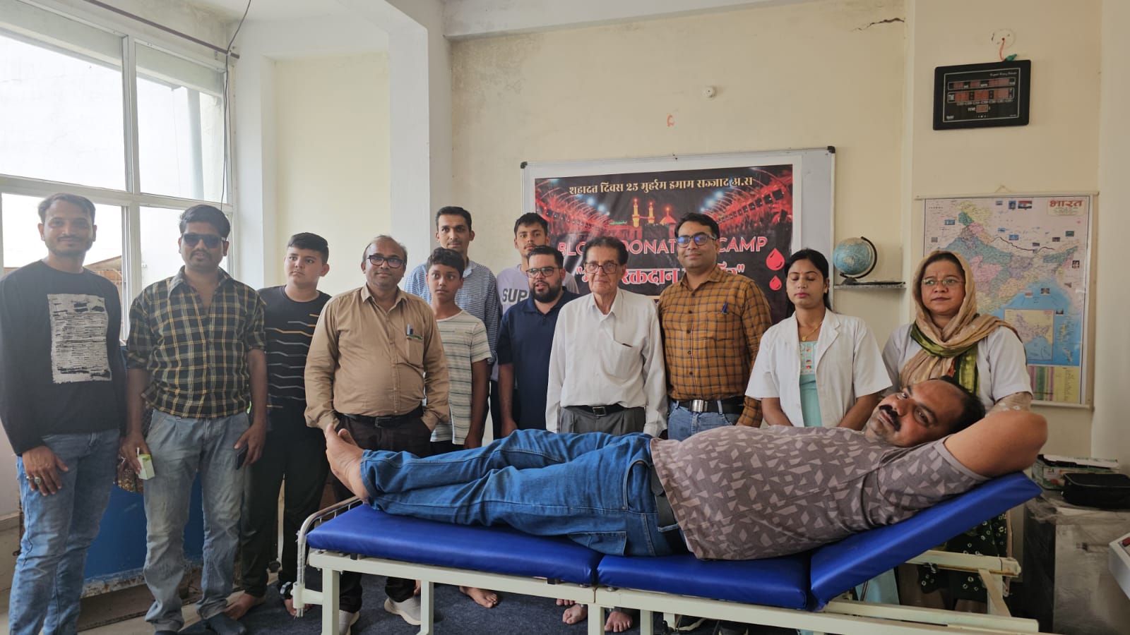 रक्तदान करते सदस्य और आयोजनकर्ता