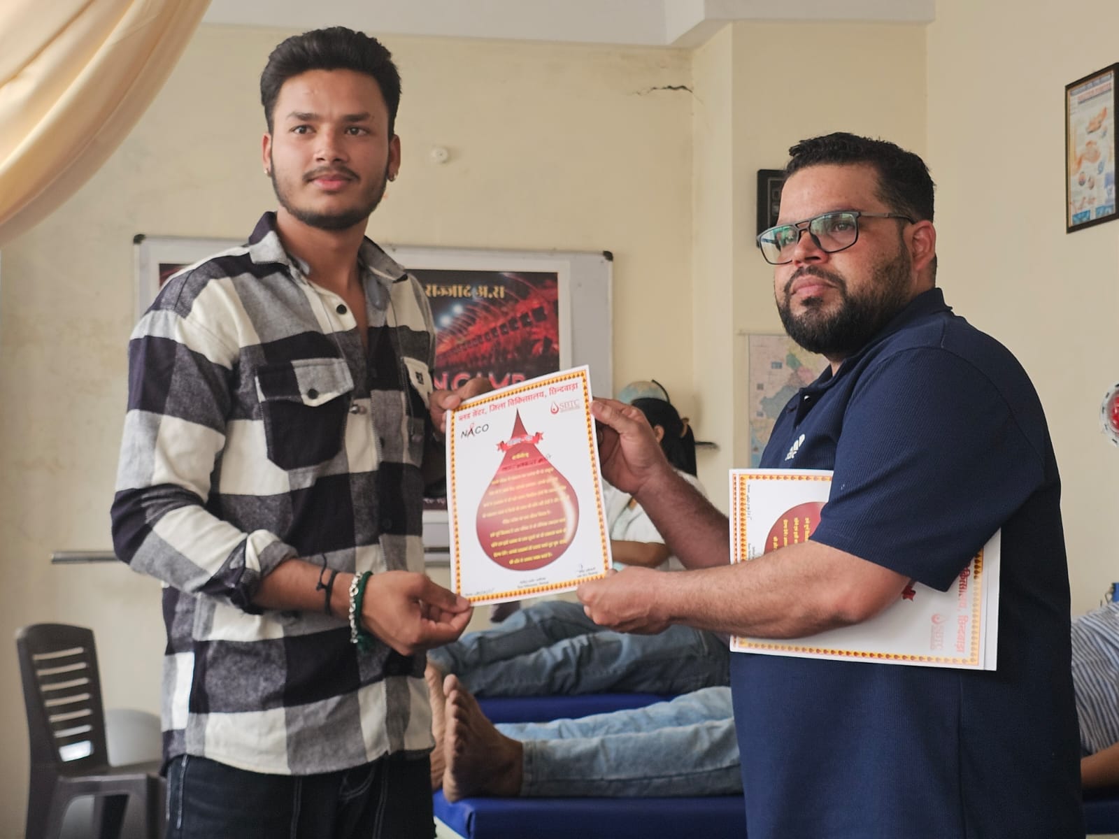 रक्तदान के प्रणाम पत्र का वितरण