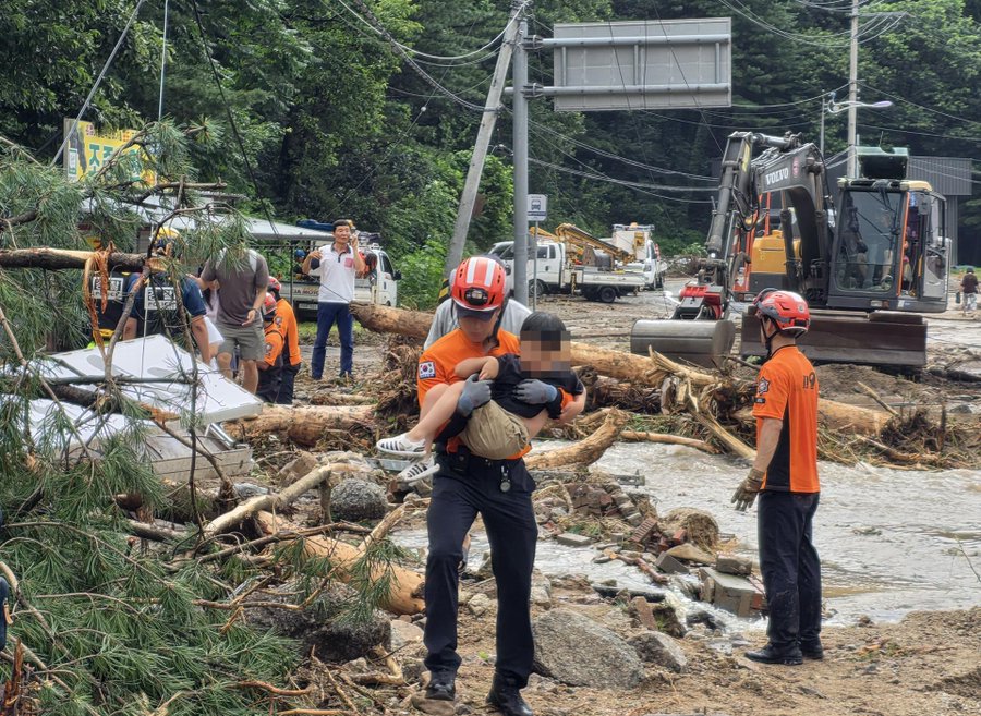 The rescue team in South Korea rescued several people safely.