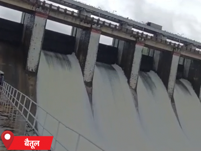तेज बारिश की वजह से बैतूल जिले के डैम के गेट भी जुलाई में ही खुल गए।