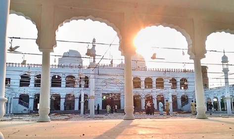 सुभान अल्लाह मस्जिद की दूसरी तस्वीर, जिसमें मस्जिद में मरम्मत जारी है। यहां मदरसे में 12 हजार तब्लीगी (छात्र) लौट आए हैं।