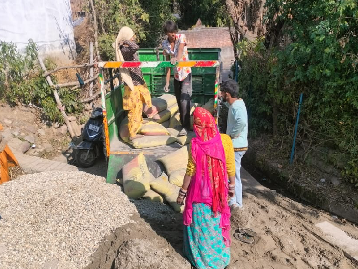 वॉर्ड पंच बोलीं- बाजार से सीमेंट खरीद कर विकास कार्यों कराए।