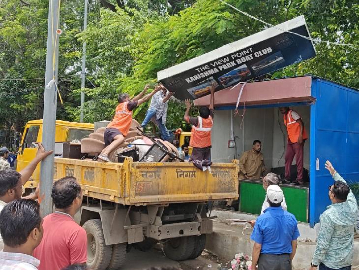 करिश्मा पार्क पर अवैध रूप से लगे बोर्ड भी हटा दिए गए।