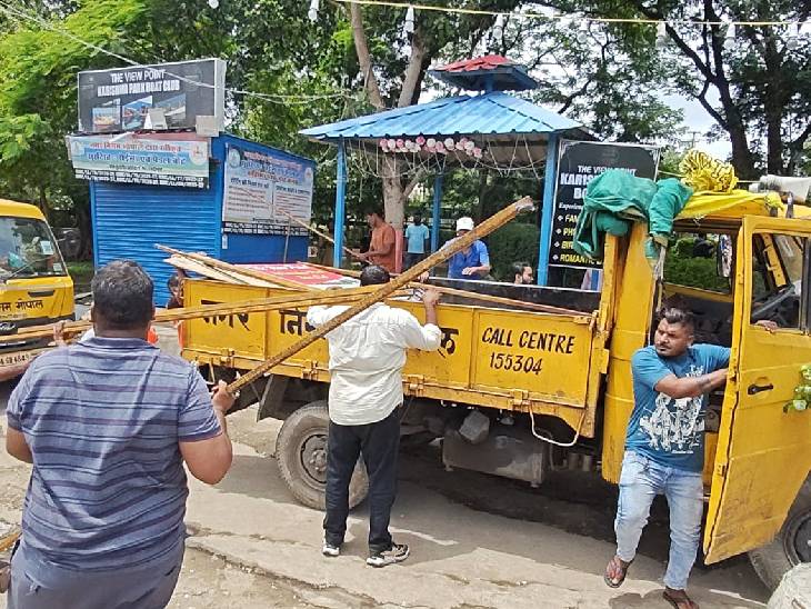 रविवार को निगम अमले ने करिश्मा पार्क में कार्रवाई की।
