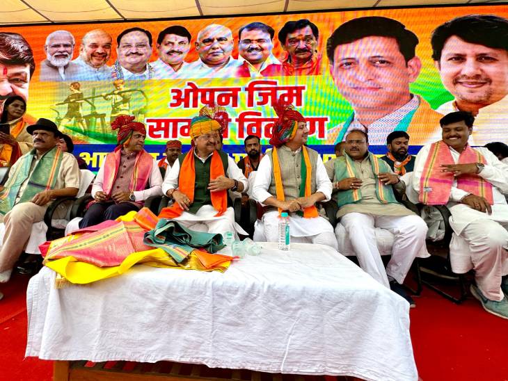 आयोजन में मंत्री कैलाश विजयवर्गीय, महापौर पुष्यमित्र भार्गव, नगर अध्यक्ष सुमित मिश्रा, पूर्व विधायक आकाश विजयवर्गीय शामिल हुए।