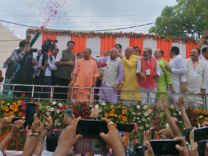 योगी के बगल व्हाइट शर्ट और सदरी में भाजपा के पूर्व विधायक संगीत सोम हैं। पुलिस के रोके जाने के बाद 3 किमी घूमकर अपनी प्राइवेट कार से कार्यक्रम में पहुंचे।