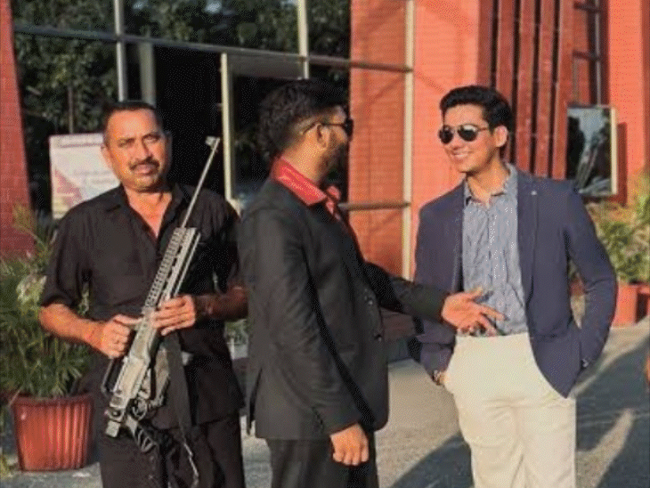 भाजपा नेता के करीबी और कांग्रेस नेता रहे विनय शर्मा के बेटे वेदांश शर्मा ने खरीदी थी 2 नई लग्जरी कार।