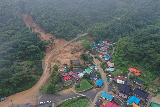 Heavy rains caused landslides in South Gyongsang province, in which several houses in a village were buried in debris.