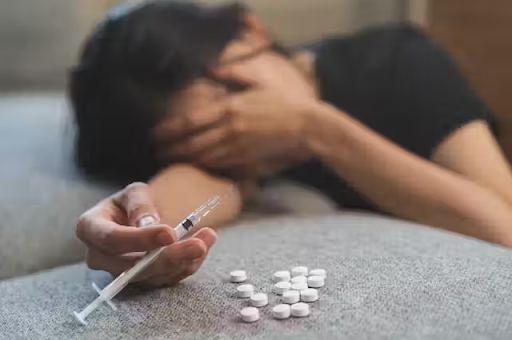 डॉ. रितेश कालरा लोगों को बिना प्रिस्क्रिप्शन नशीली दवाइयां दी।