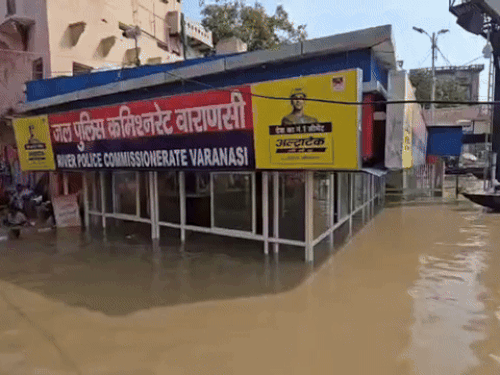 এই ছবিটি বারাণার দশাশমা ঘাট থেকে এসেছে। জলের ফসলটি উপরের 5-পাদদেশের প্রান্ত।