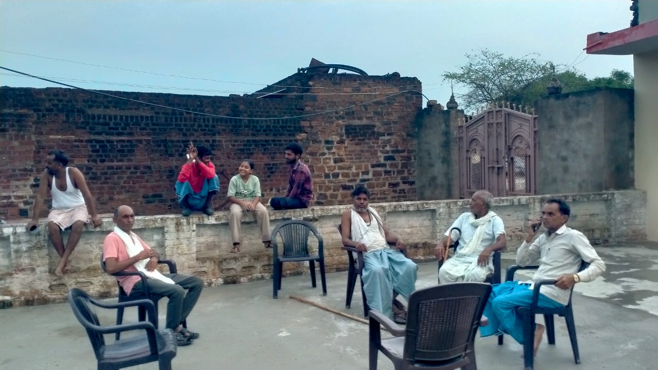बड़ैरा गांव के लोगों ने बताया कि पुजारी ने कथावाचक बदला था, हमने तो उनका सम्मान किया।