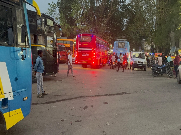 इसी बस स्टैंड पर वारदात हुई।