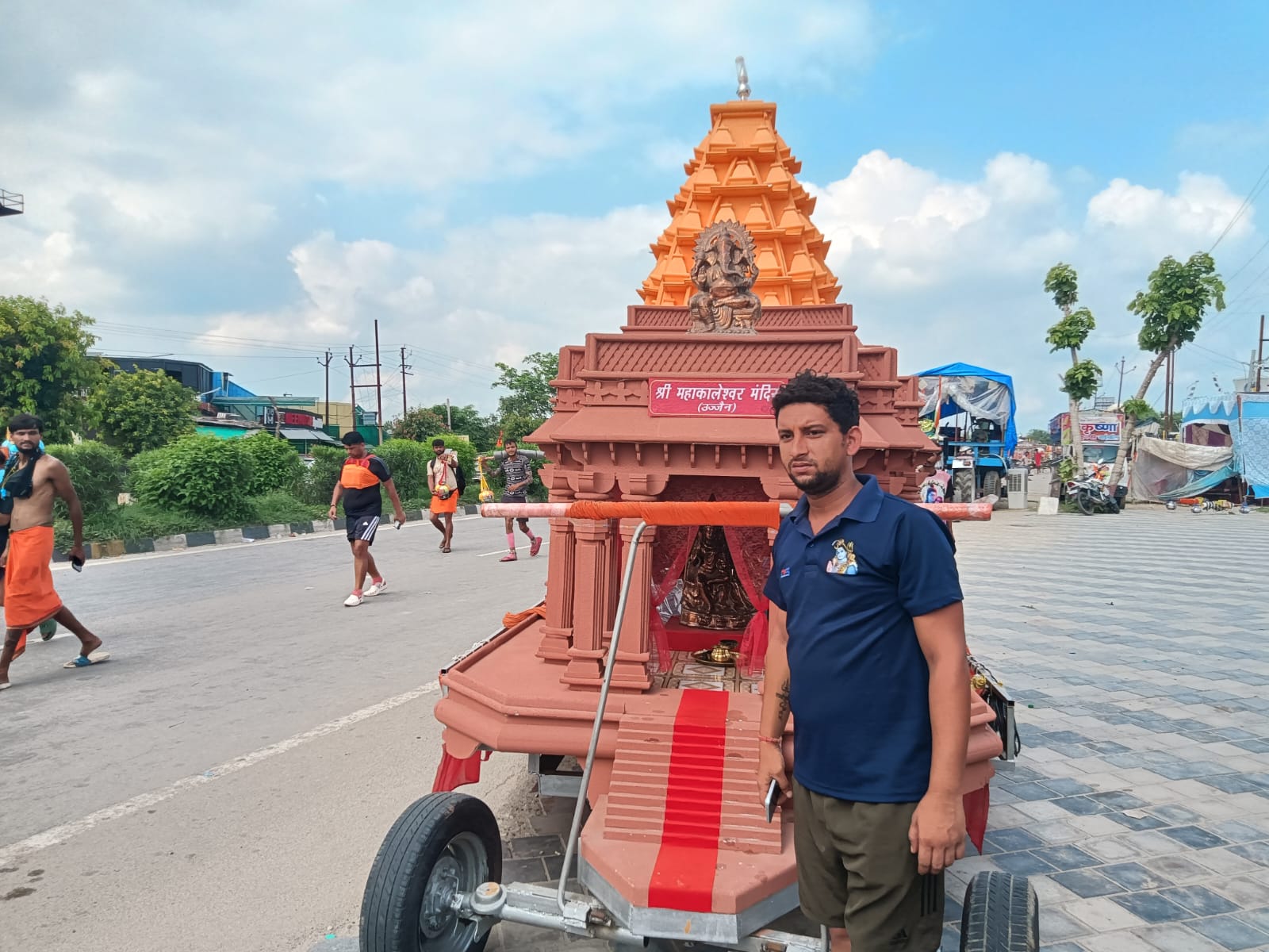 ग्रेटर नोएडा के रोहित भाटी ने उज्जैन के महाकालेश्वर मंदिर की थीम पर कांवड़ बनाई