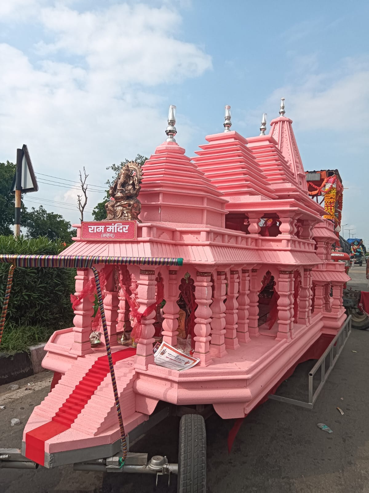 8 लाख रुपये की लागत से बनी राममंदिर वाली अनूठी कांवड़
