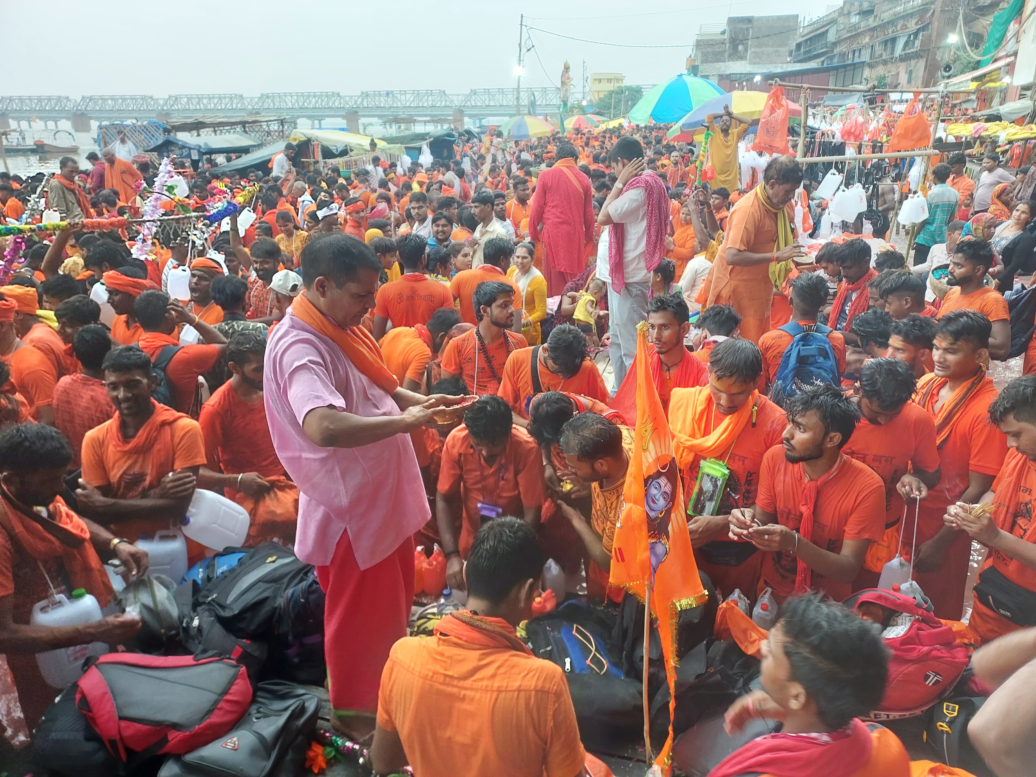सामूहिक रूप से कांवड़ियों को पूजा कराते घाट के पंडा
