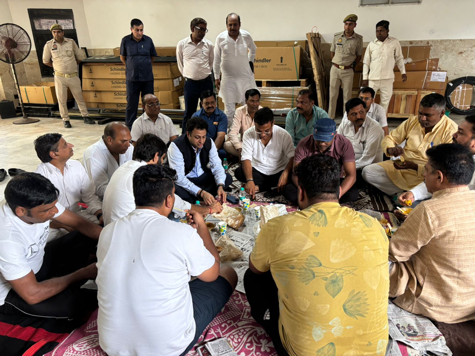 धरने पर बैठे पार्षदों के बीच नाश्ता कर नगर आयुक्त विक्रमादित्य मलिक ने धरना खत्म कराया।