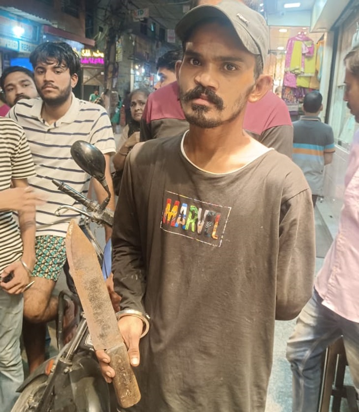 आरोपी अंकित। इसी चाकू से उसने रजिया बानो पर हमला किया था।
