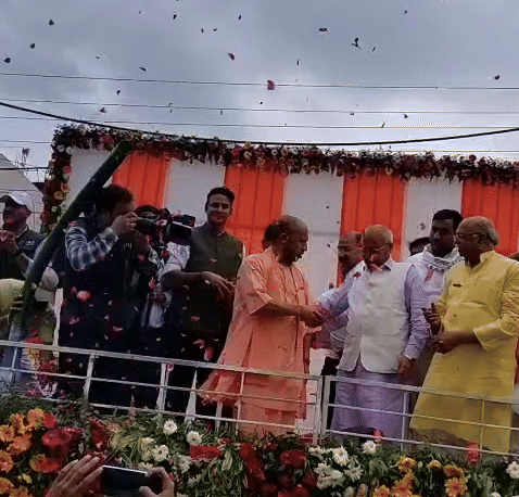 मोदीपुरम में दुल्हैड़ा चौकी के पास मंच से योगी ने कांवड़ियों पर पुष्पवर्षा की।