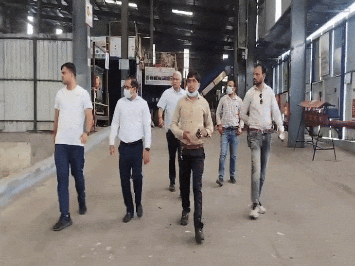 अवलोकन के दौरान अनुज कुमार झा, अपर आयुक्त अभिलाष मिश्रा व निगम के अन्य अधिकारी।