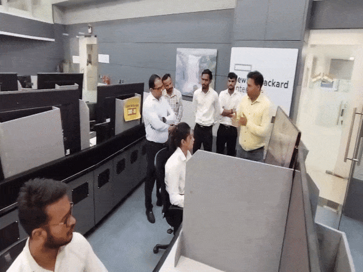 आईसीसीसी कमांड सेंटर में व्यवस्थाओं का जायजा लेते अनुज कुमार झा।