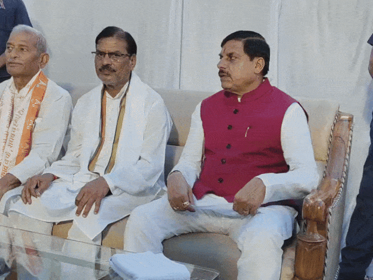 सीएम मोहन यादव ससुर की मृत्यु के बाद रीवा पहुंचे। सालों के साथ बैठे।