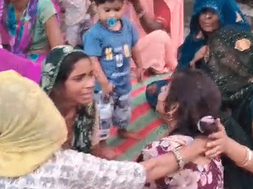जयपुर के जामडोली स्थित मीणा पालड़ी इलाके में मातम है। बहनें अपने भाई विपिन के लिए बिलख रही हैं।