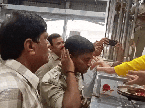 खाटूश्यामजी में दर्शन करते हुए एसपी प्रवीण नायक।