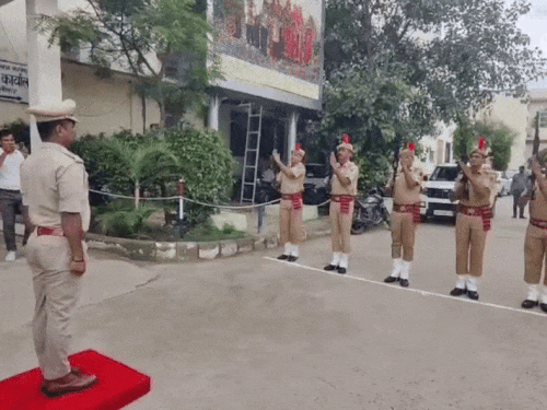 सीकर में नए एसपी को गार्ड ऑफ ऑनर दिया गया।