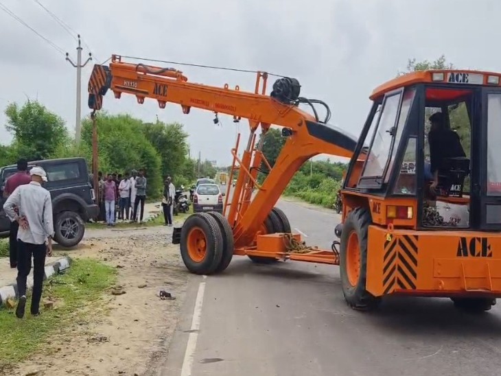 क्षतिग्रस्त वाहनों को हटाती हुई क्रेन।
