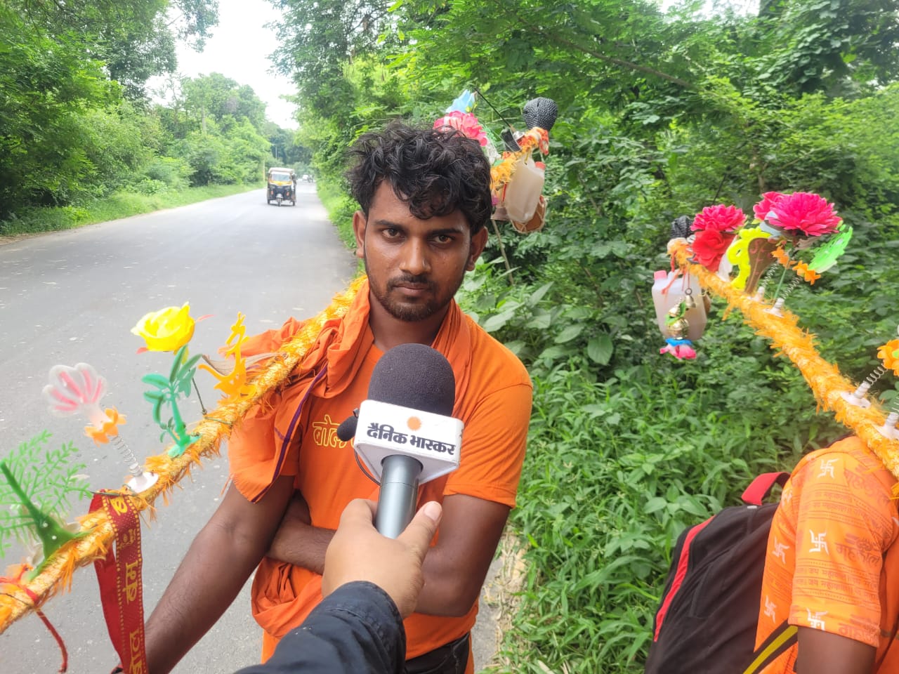 आजमगढ़ में भगवान भोलेनाथ के भक्त अखिलेश चौहान बोले जल अर्पित करके ही मिलेगा चैन।