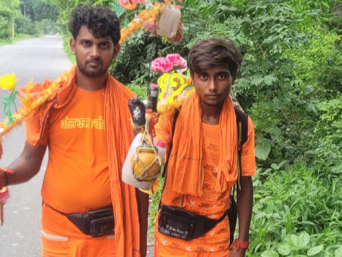 आजमगढ़ में भक्तों के पैर में पड़े छाले।