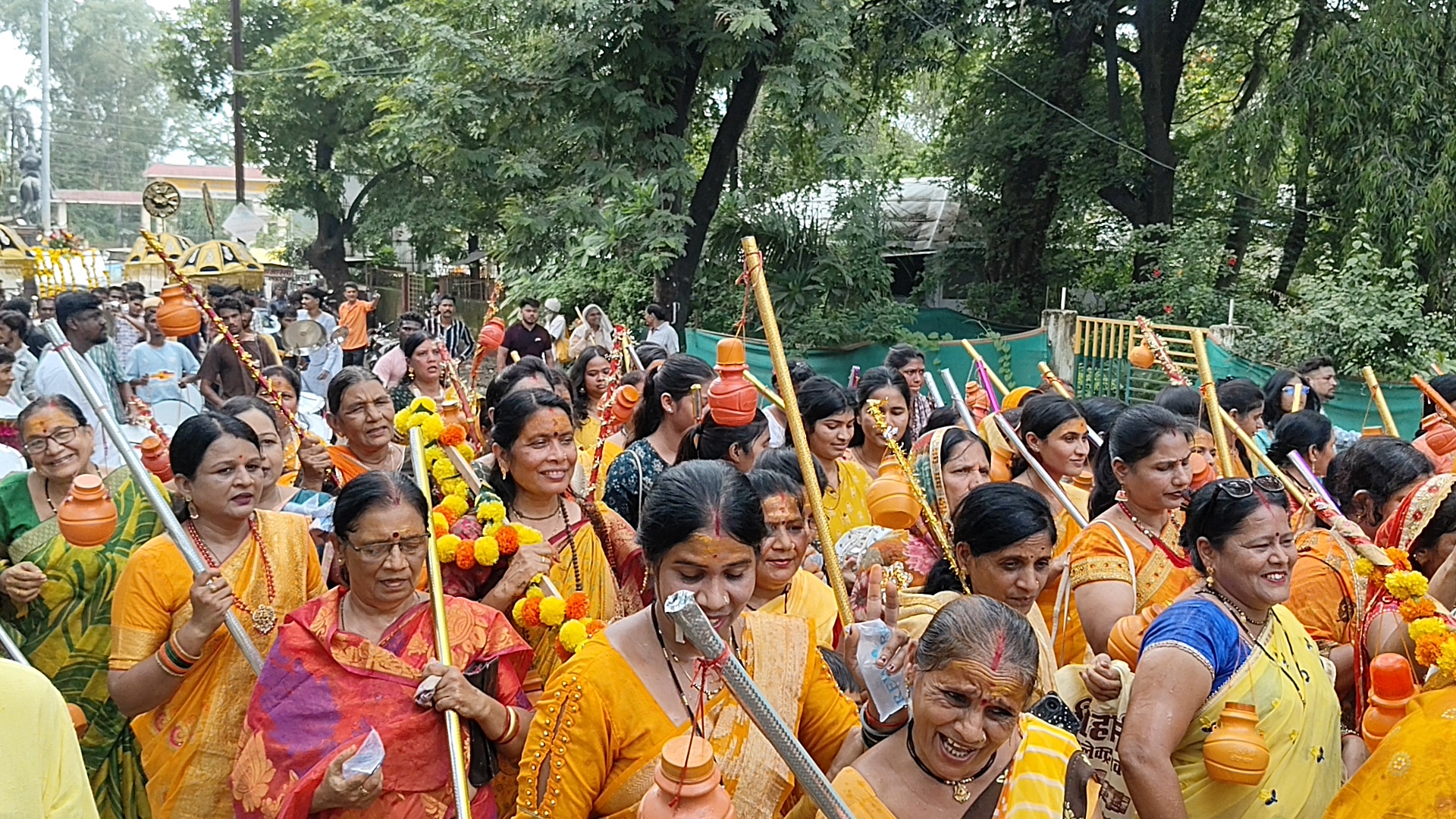 भोले की भक्ति में मस्त महिलाएं कावड़ लेकर चली।