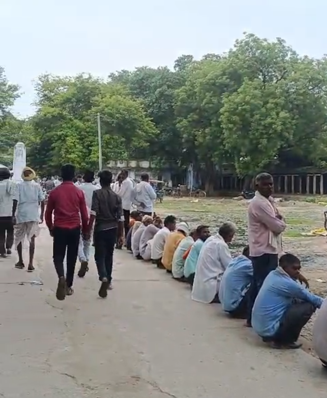 किसानों की लंबी कतार