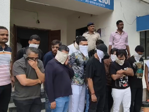 साणंद पुलिस थाने में मौजूद आरोपी।