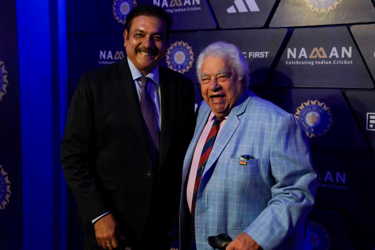 BCCI अवॉर्ड के समय दाएं साइड पर फारुख इंजीनियर उनके साथ बाएं तरफ रवि शास्त्री।