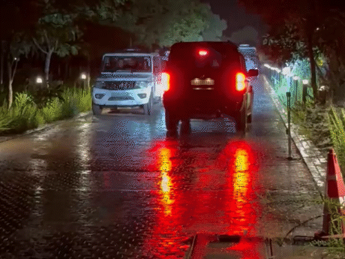 साणंद तालकुा के कई पुलिस थानों की टीम ने रात 12 बजे रिसॉर्ट पर छापेमारी की।