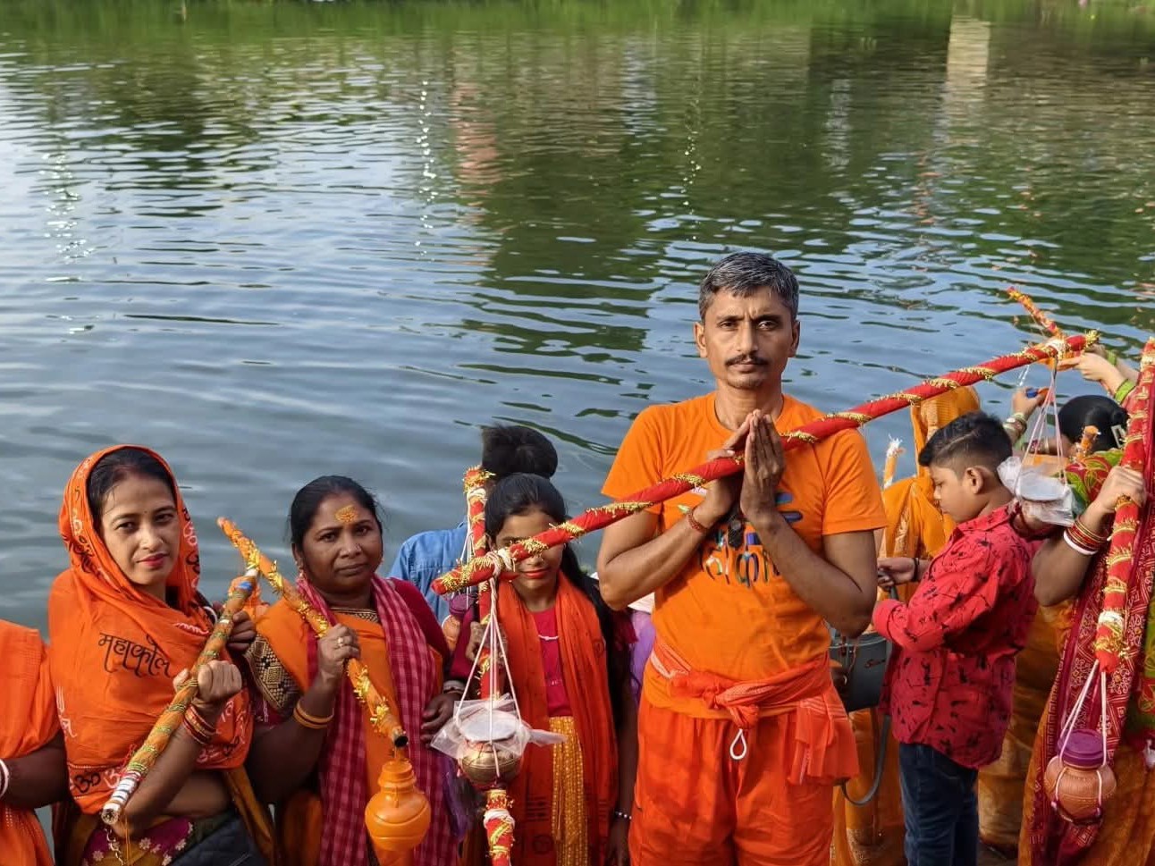 सुबह से ही मंदिर में भक्तों की भीड़ उमड़ी।