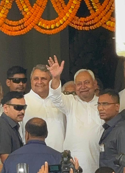 Nitish Kumar, who reached the assembly, raised his hand and greeted the journalists.