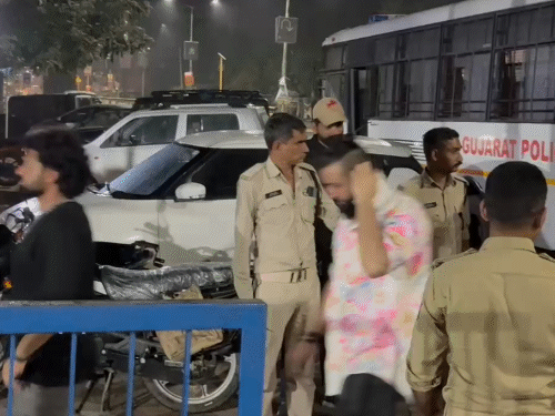साणंद तालकुा के कई पुलिस थानों की टीम ने रात 12 बजे रिसॉर्ट पर छापेमारी की।