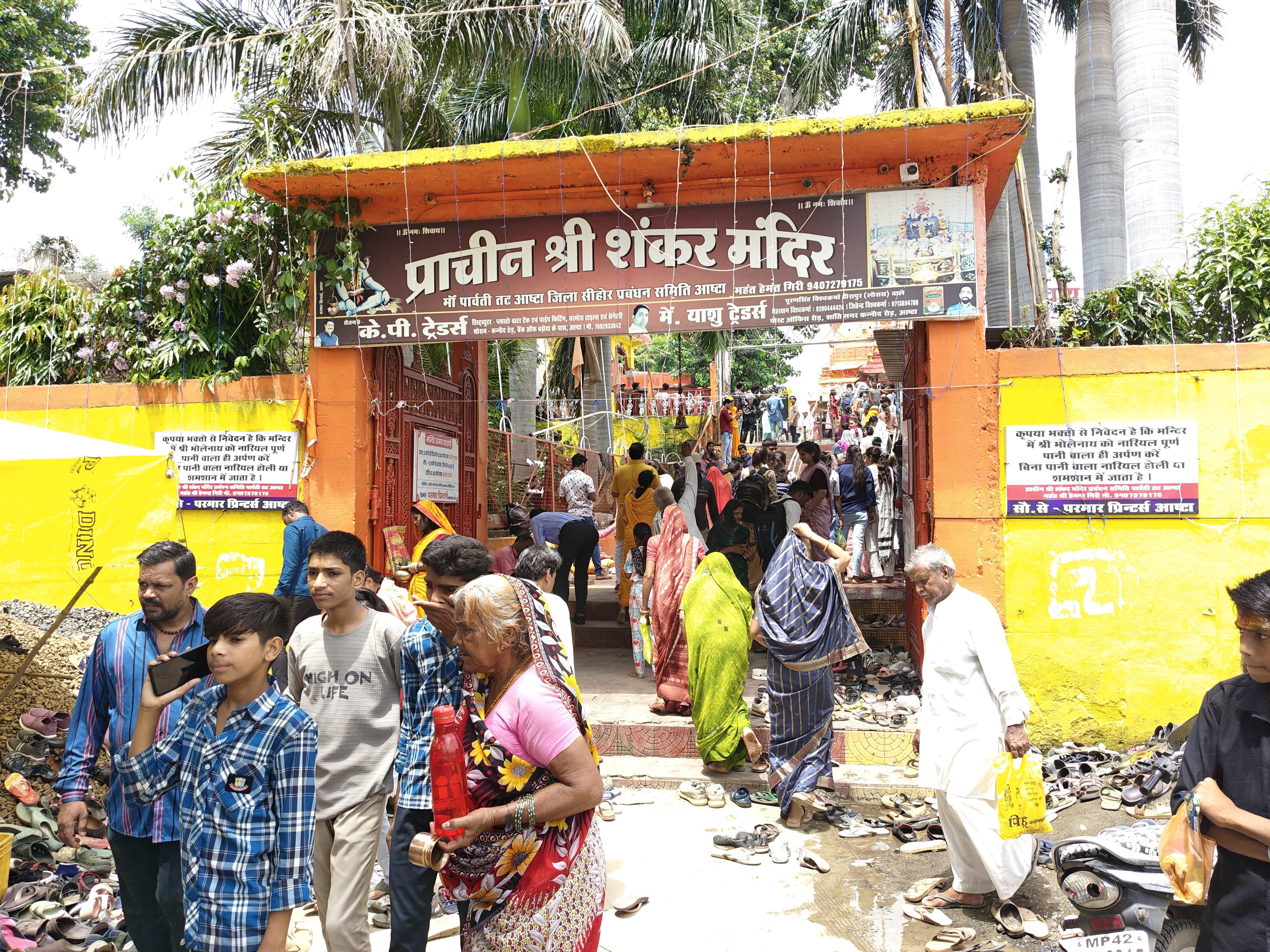 मंदिर में बाहर तक लगी श्रद्धालुओं की कतार।